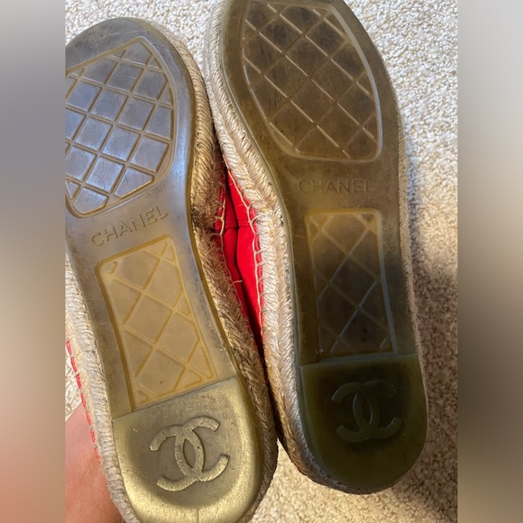 CHANEL Interlocking CC Logo Leather Espadrilles
SZ 40 Run small fits 39 $895 - Picture 6 of 7